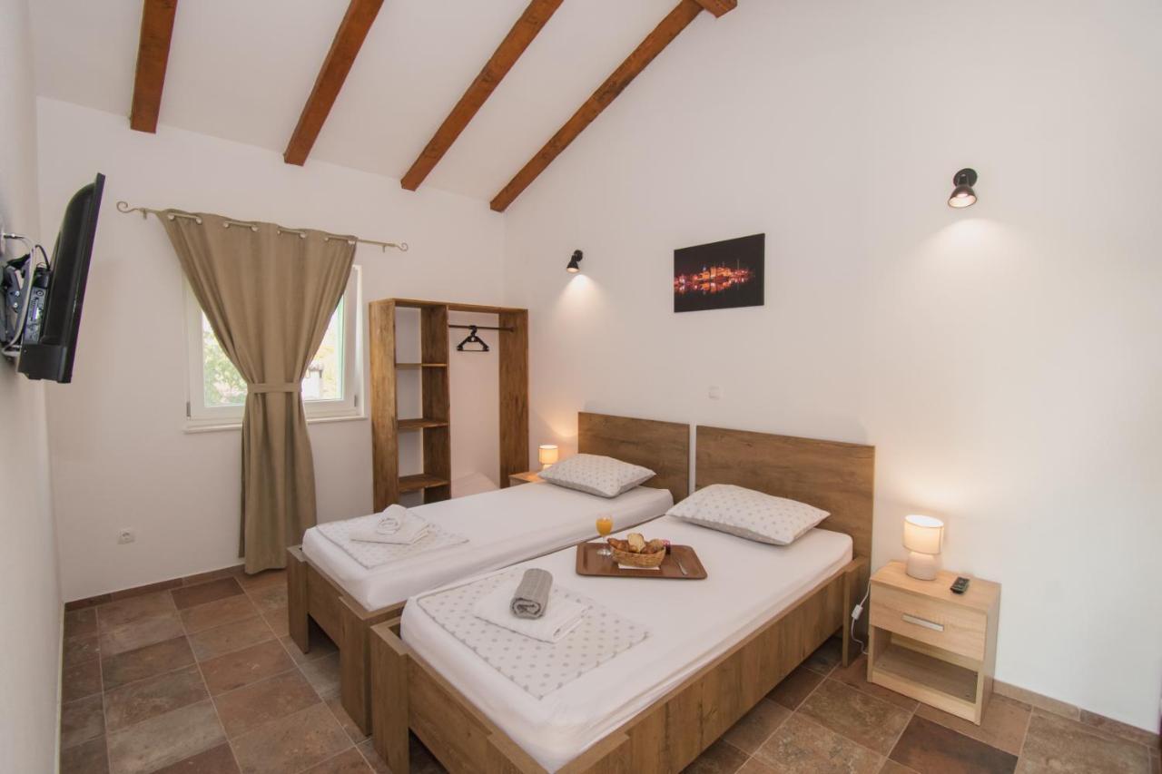 Marcelovi Dvori Bed and Breakfast Pirovac Eksteriør billede
